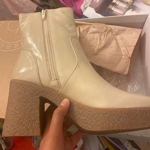 Bratz gogo boots Y2K urban outfitters NWT beige